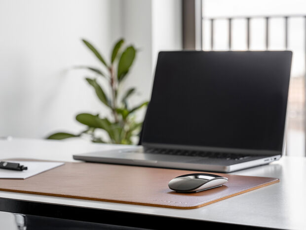 Posto di lavoro moderno con laptop in ufficio a casa o in ufficio virtuale - lavoro flessibile per fondatori internazionali e team remoti.