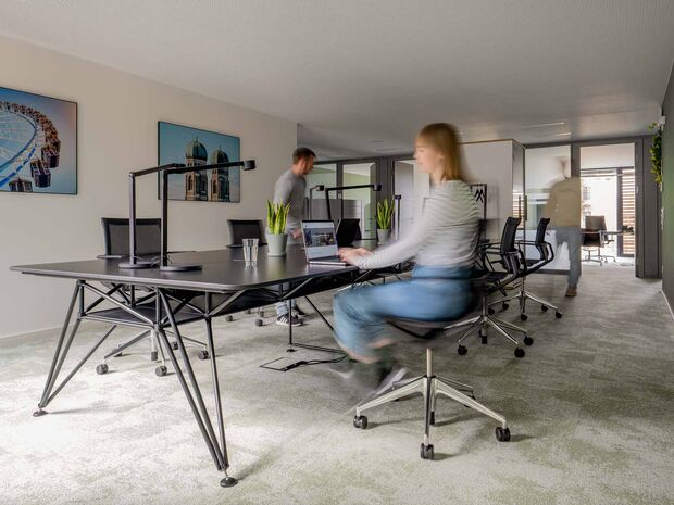 Persone nello spazio di coworking amichevole