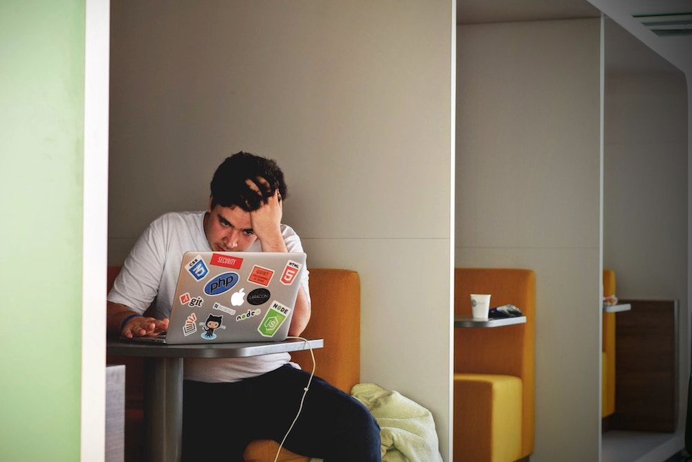 Selbstständiger in einem Coworking Space in Berlin