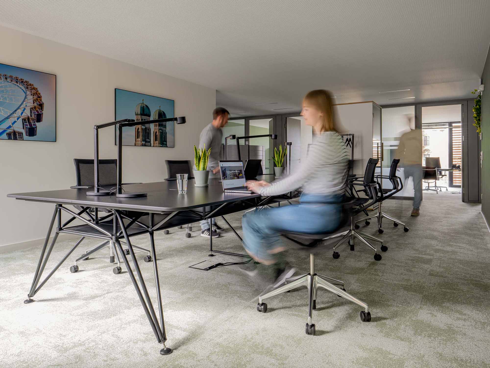 Menschen im freundlichen Coworking-Space
