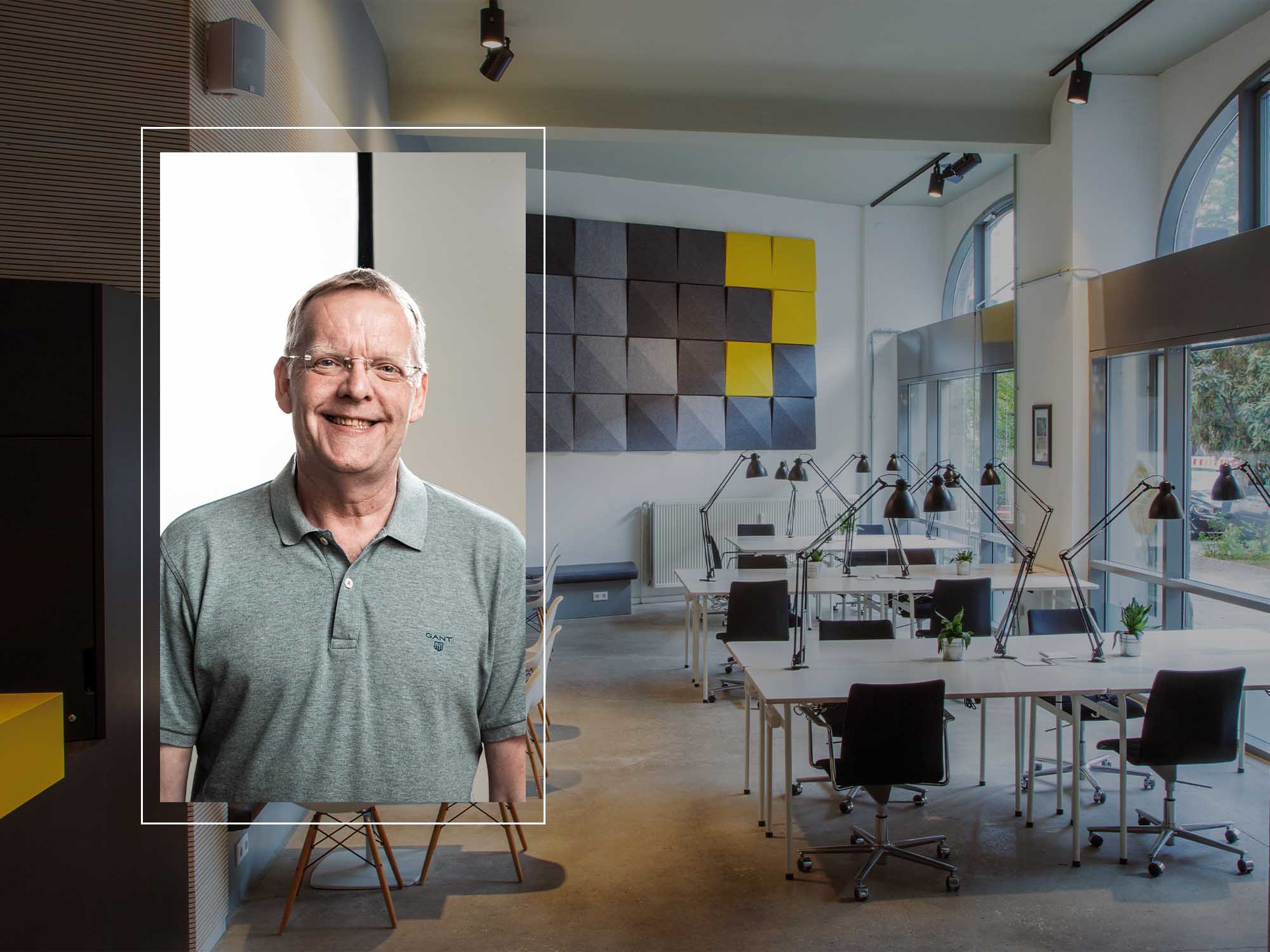Portrait von Arndt Rubart vor Coworking-Fäche im Office Club Prenzlauer Berg