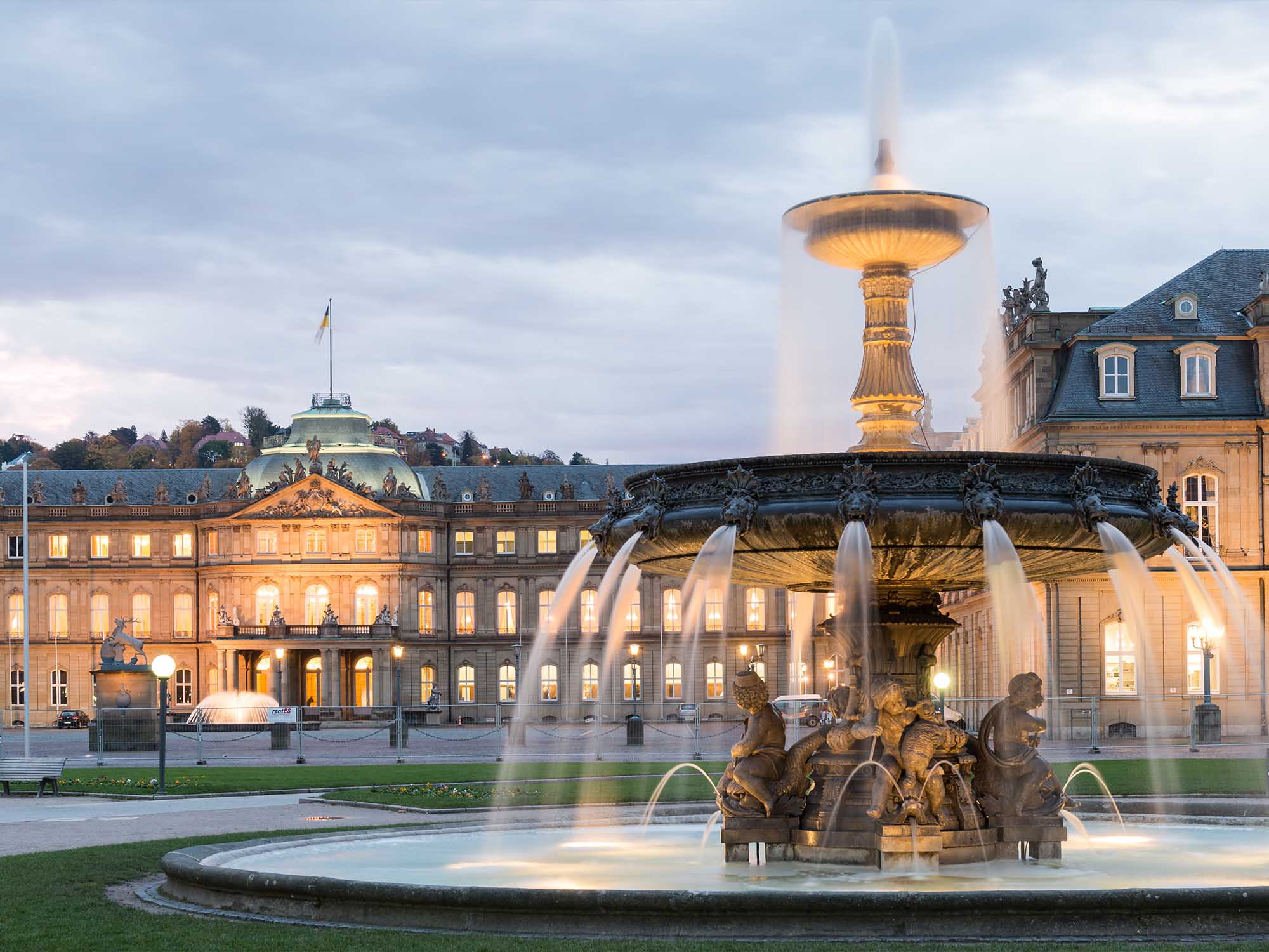 Il nuovo palazzo di Stoccarda con la fontana al tramonto