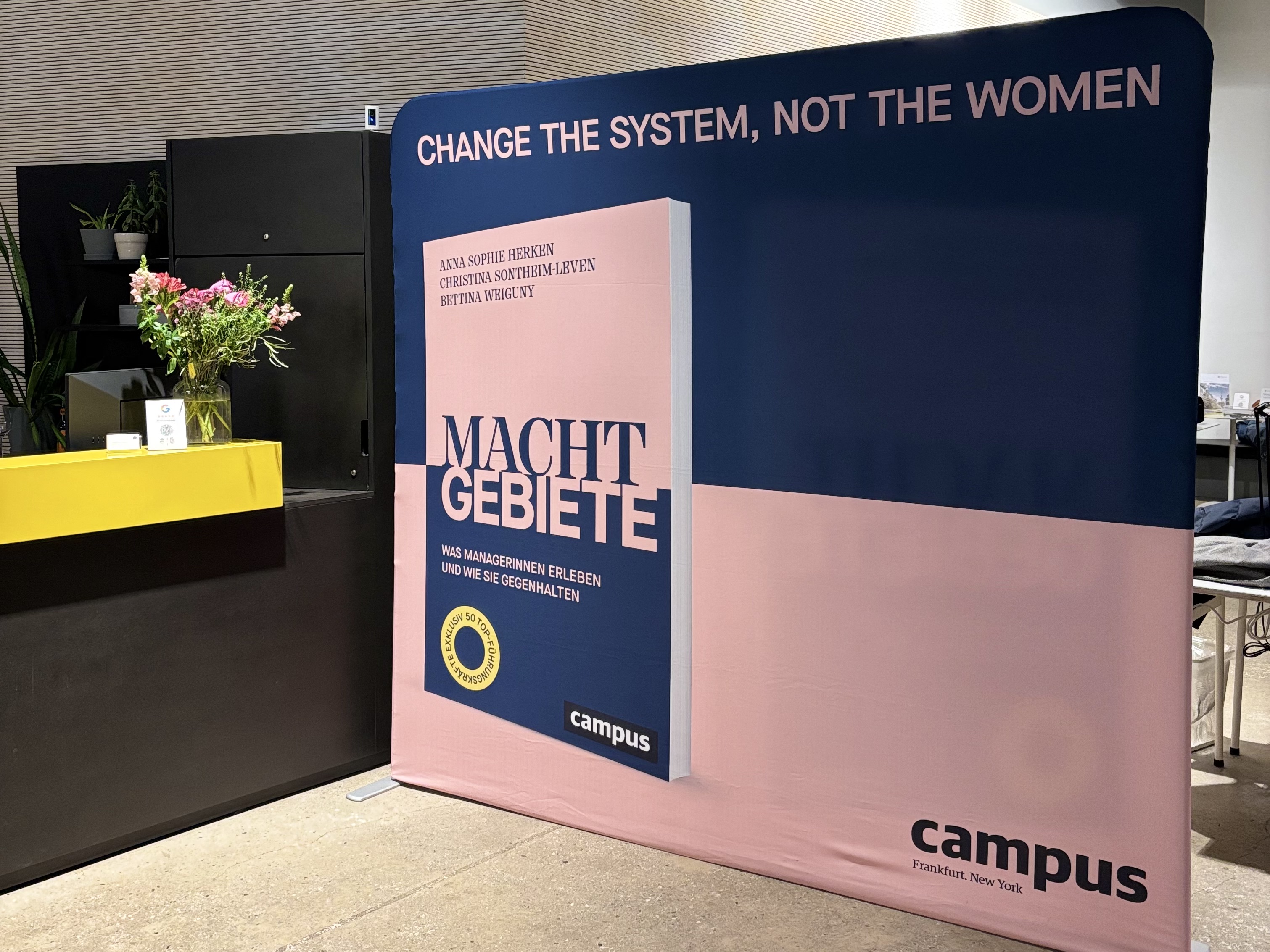 Banner des Buches „Machtgebiete“ beim PANDA Kamingespräch im Office Club Berlin Prenzlauer Berg